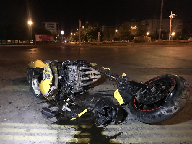 İzmir'de refüje çarpan motosikletteki 2 kişi yaralandı